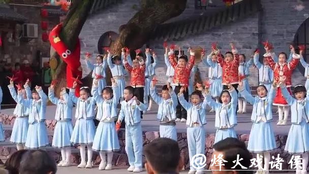 湖北大冶：“四季村晚”闹新春