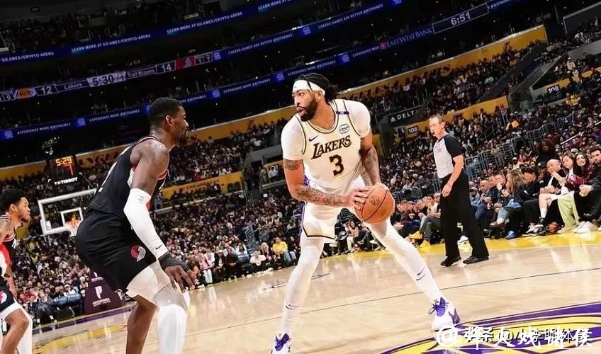 詹姆斯缺阵浓眉30+11 湖人大胜开拓者止3连败